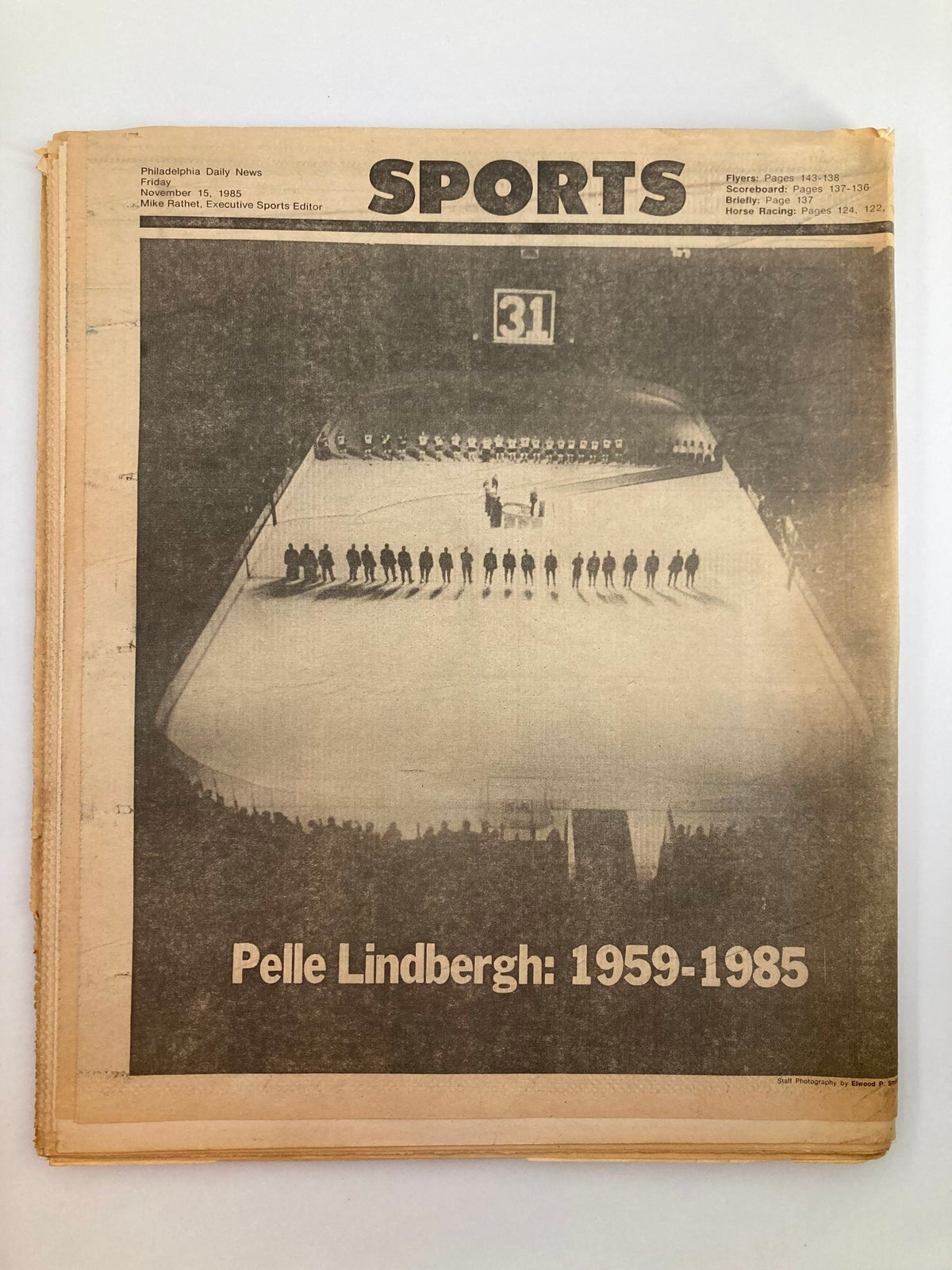 Back cover of the Philadelphia Daily News tabloid from November 15, 1985, dedicated to Pelle Lindbergh, displaying a solemn tribute in memory of the late hockey player.