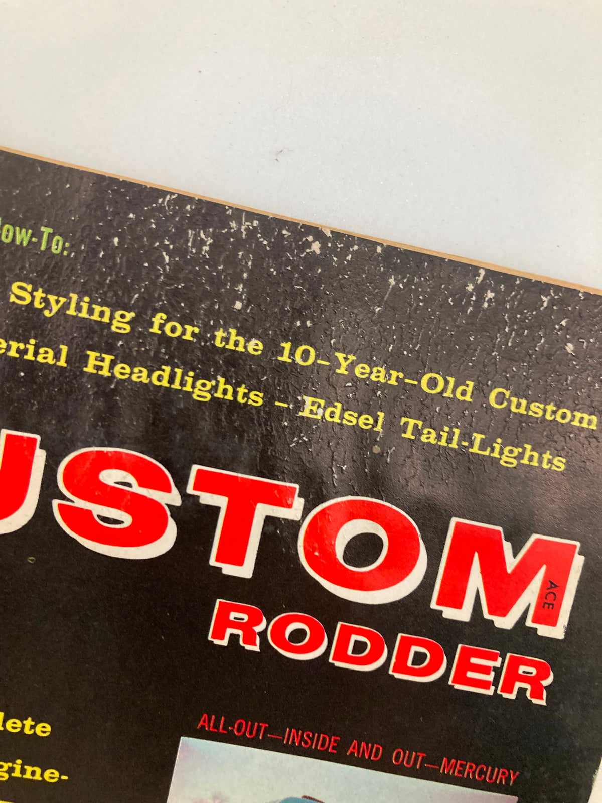 Close-up of the title and features on the cover of VTG Custom Rodder Magazine August 1959, highlighting classic car modifications and technical articles.