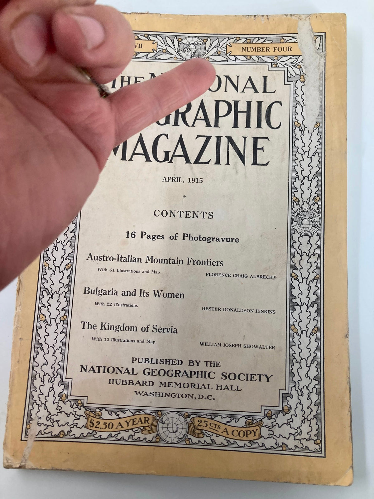 Detail of the cover of VTG The National Geographic Magazine April 1915 showcasing contents including Austro-Italian Mountain Frontiers and other articles.