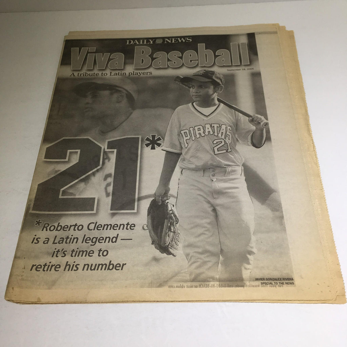 NY Daily News from September 18, 2005 featuring 'Viva Baseball 21' with a tribute to Roberto Clemente, depicting a player holding a baseball glove.