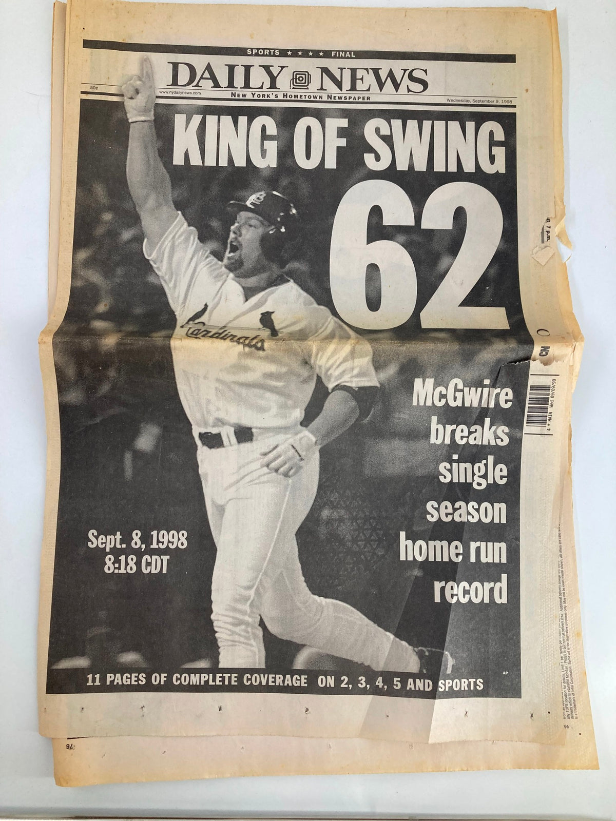 Daily News Newspaper featuring Mark McGwire breaking the single season home run record on September 8, 1998. The headline 'KING OF SWING 62' prominently displayed.