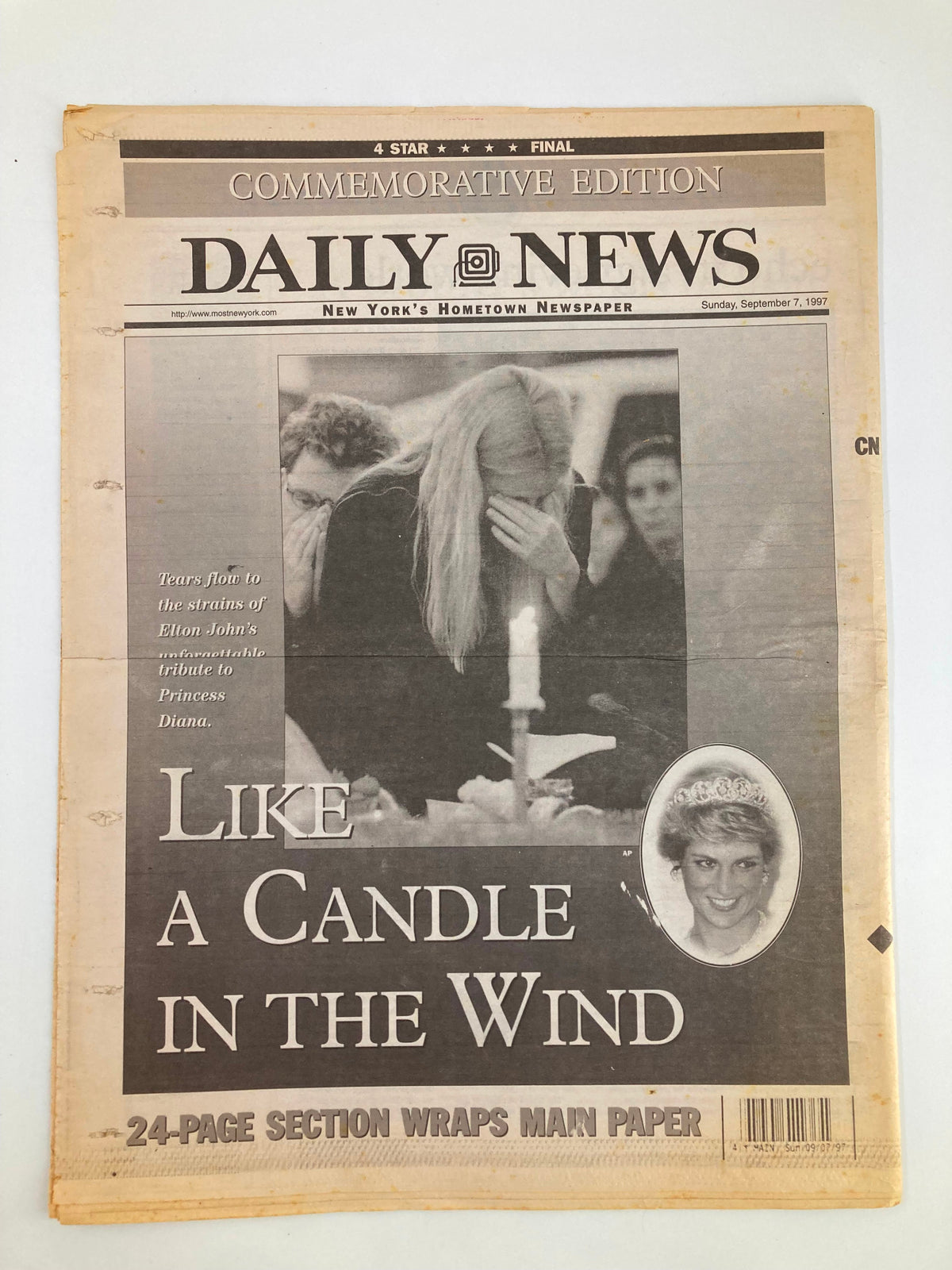 VTG Daily News Newspaper September 7 1997 Farewell Princess Diana cover showing emotional mourners during a tribute to Princess Diana, highlighting the impact of her loss.