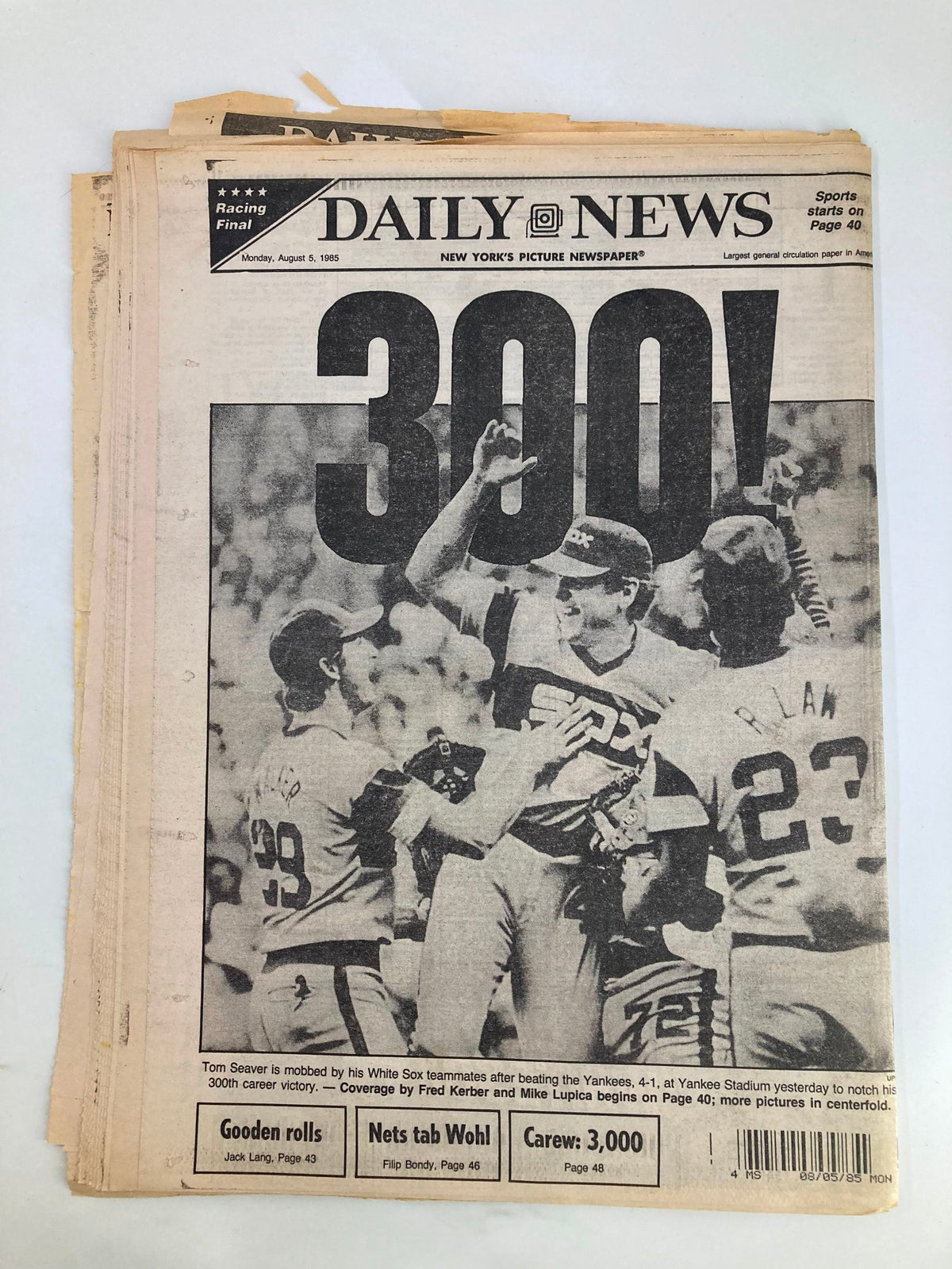 VTG Daily News Newspaper August 5 1985 celebrating Tom Seaver's 300th win against the Yankees, with an image of Seaver being congratulated by teammates.