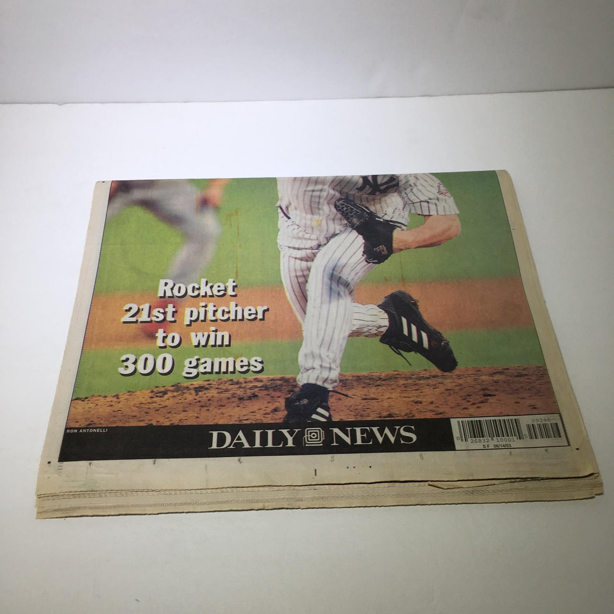Back page of NY Daily News highlighting the story 'Rocket 21st pitcher to win 300 games' with an image depicting a pitcher in motion.