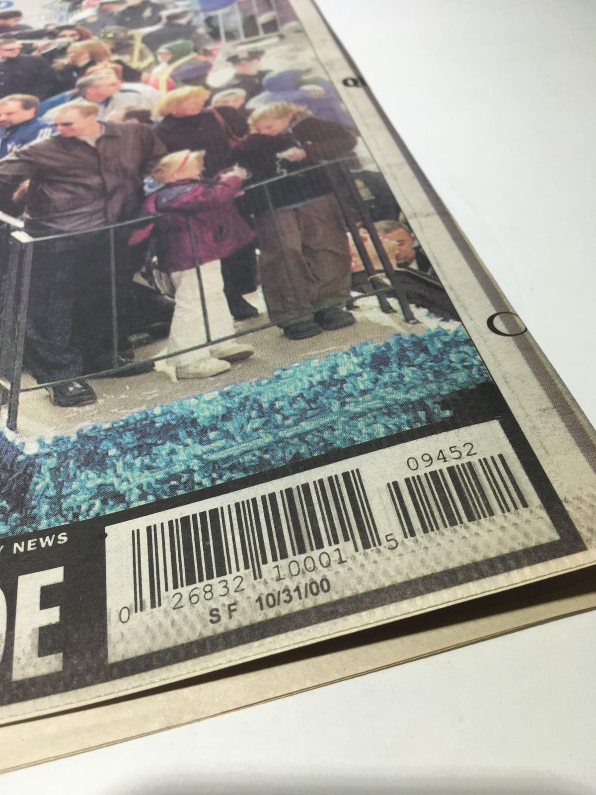Image of NY Daily News featuring barcodes on the bottom corner, from the October 31, 2000 publication focusing on the Yankees.