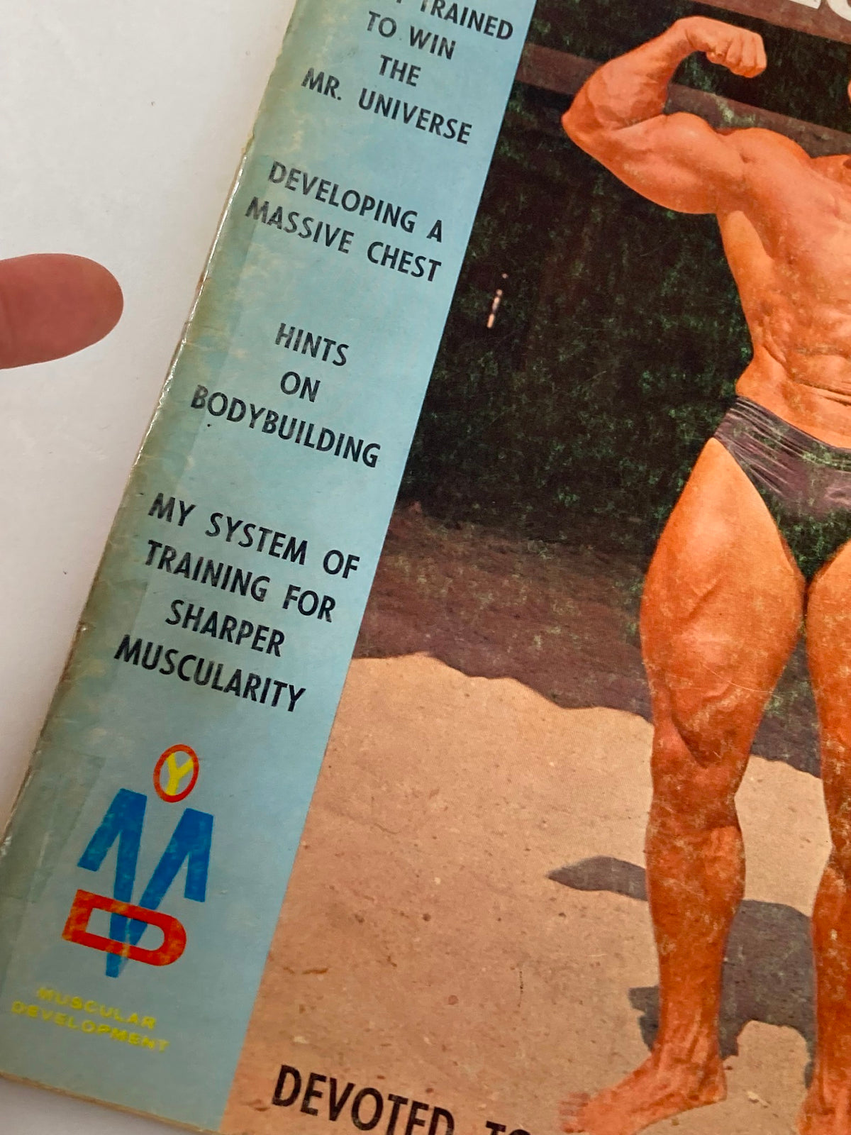 Side cover view of VTG Muscular Development Magazine May 1964 highlighting articles on training and bodybuilding by Hugo Labra.