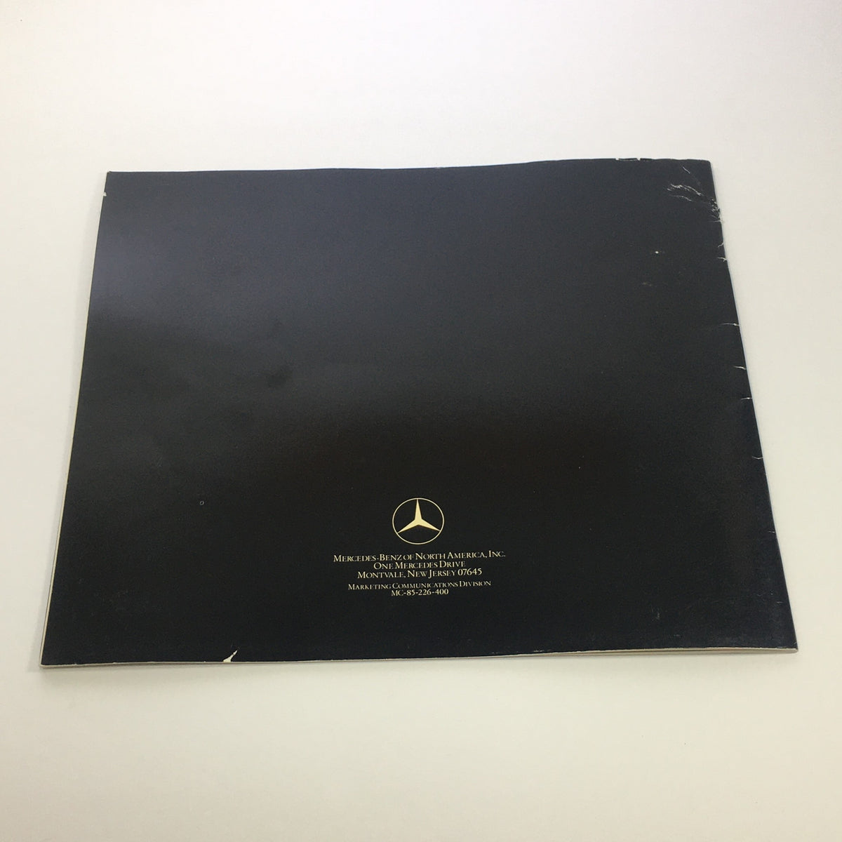 Cover of the 1986 Mercedes-Benz 300 Class brochure showcasing the privacy and sophistication of the vehicle's design.