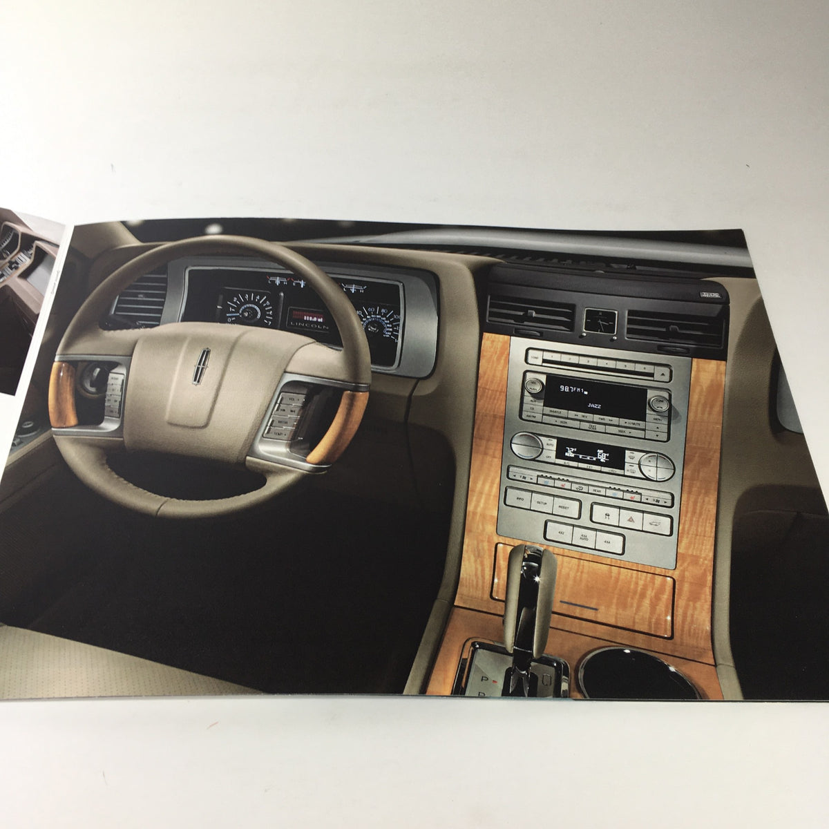 Back cover of the 2008 Lincoln Navigator/Navigator L Dealership Car Auto Brochure Catalog with the Lincoln logo and website link.