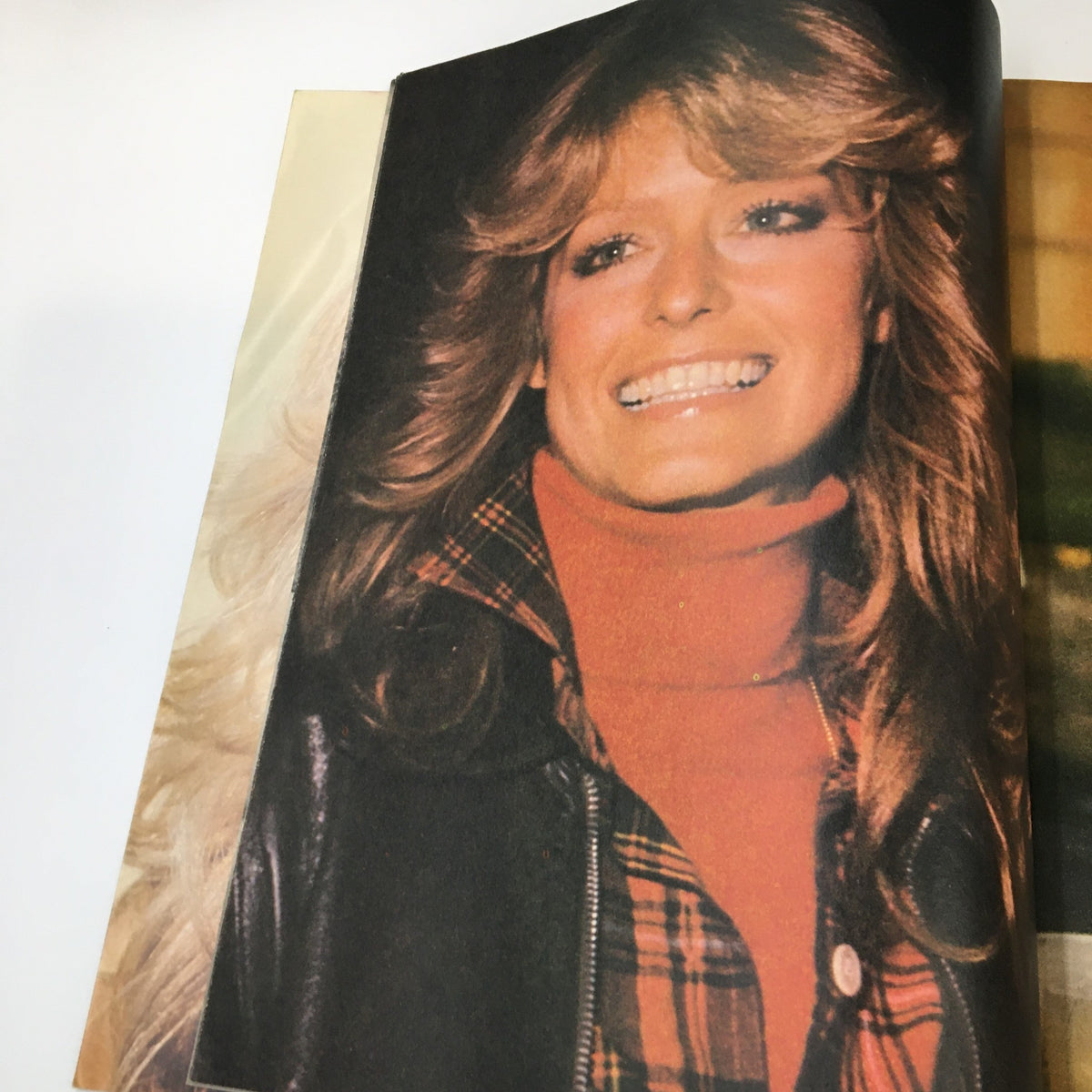 VTG TV Superstar Magazine October 1977 featuring a smiling Farrah Fawcett in a black jacket, showcasing 1970s fashion and beauty.