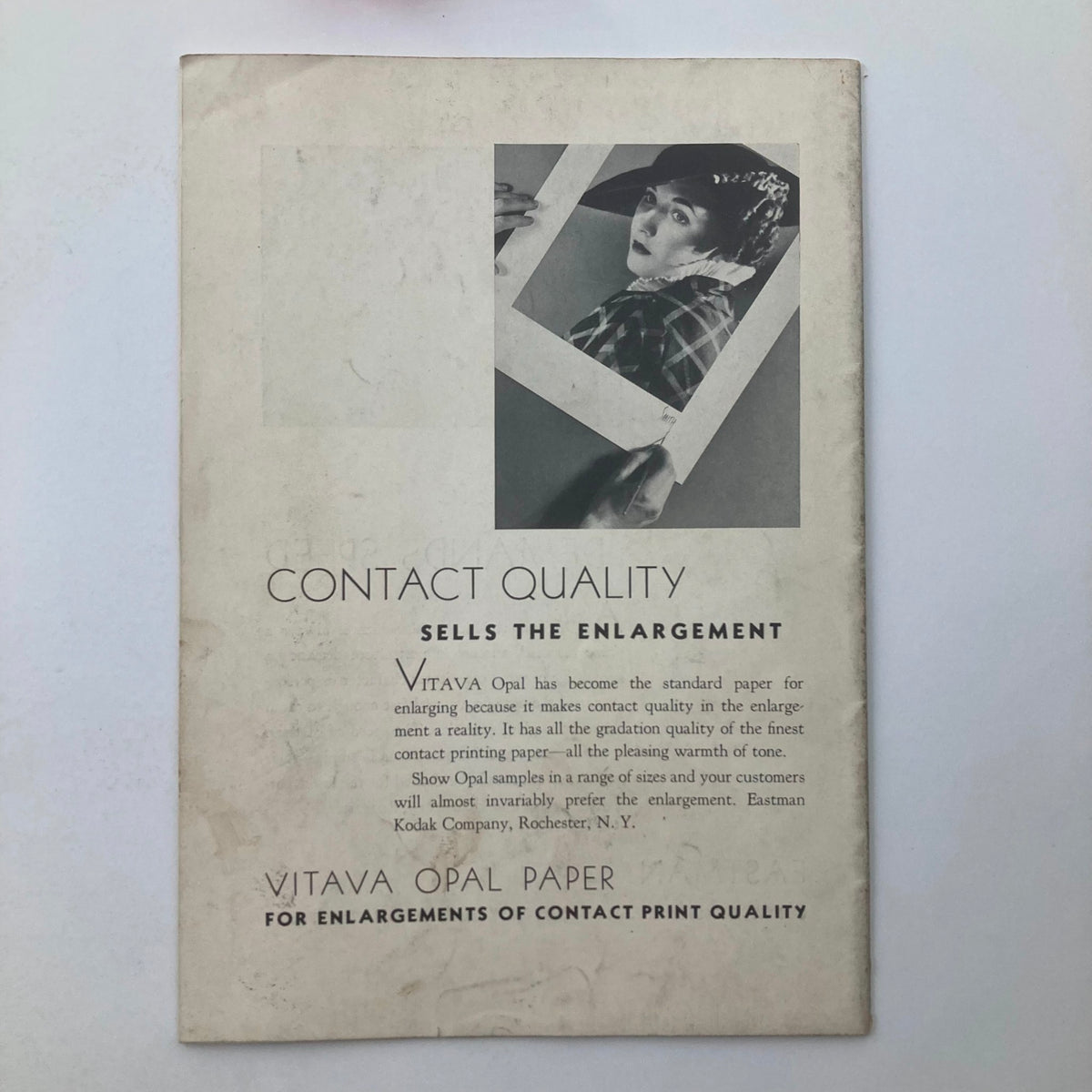 Back cover of VTG Studio Light Magazine May 1937 promoting Vitava Opal Paper for enlargements, highlighting quality in photography.