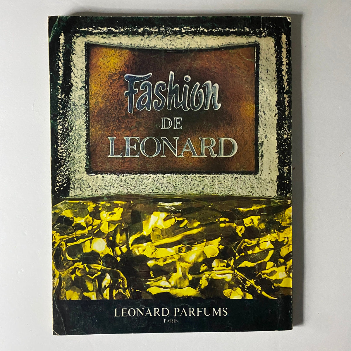 Cover of the Leonard Parfums booklet, featuring the title 'Fashion de Leonard', linked to the vintage fashion theme of Vogue Paris Magazine August 1970.