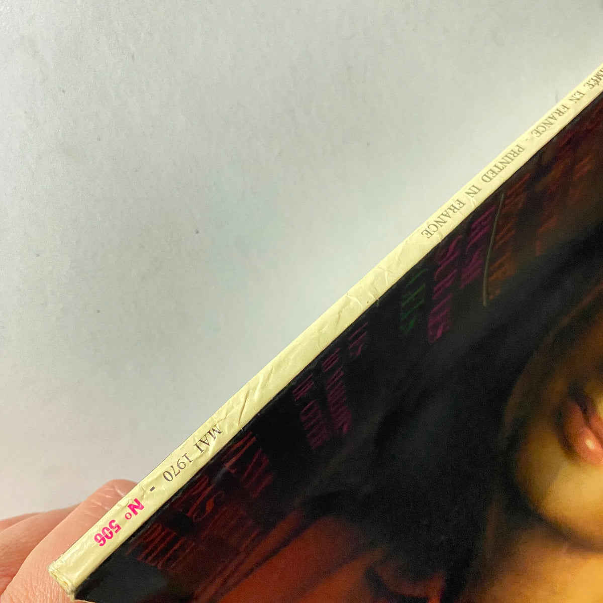 Spine view of Vogue Paris Magazine May 1970 highlighting the issue number and publication date, capturing the vintage magazine's preservation details.