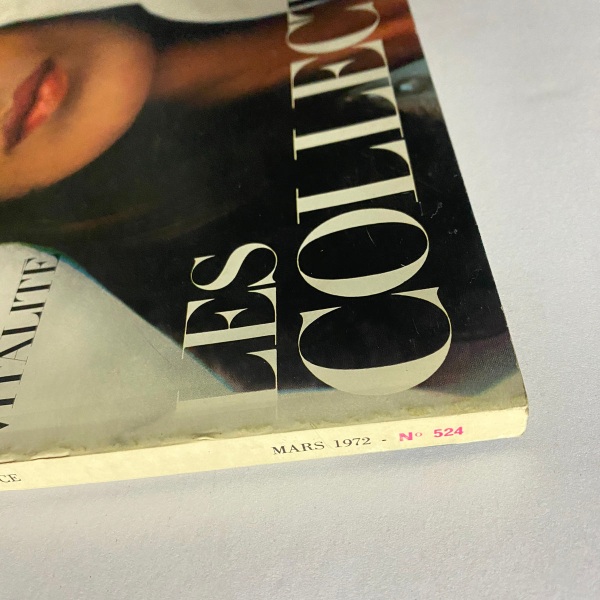 Close-up image of the spine of Vogue Paris Magazine March 1972 showing the issue number 524, with text indicating 'Mars 1972'.