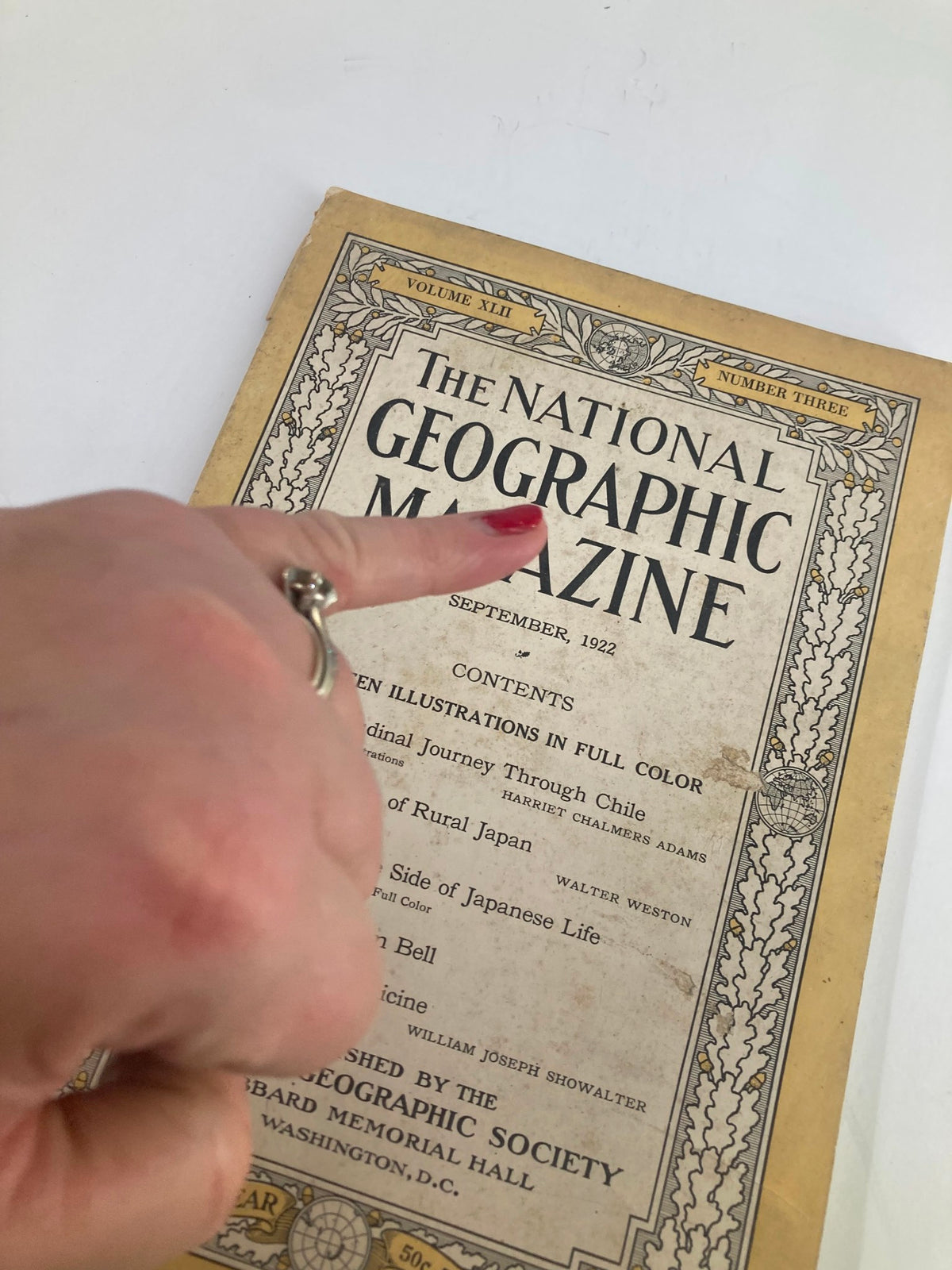 Cover of VTG The National Geographic Magazine September 1922, featuring the title and contents highlighted with finger pointing.