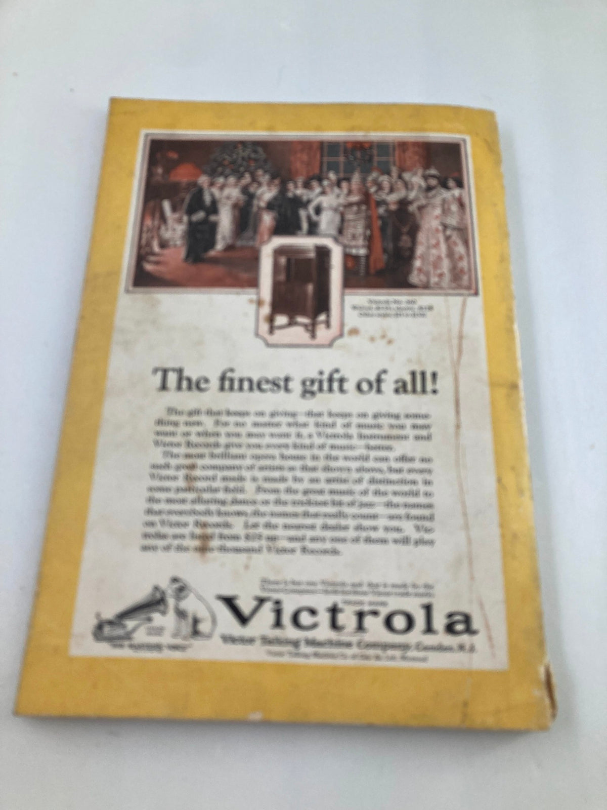 Cover of the December 1924 edition of The National Geographic Magazine featuring an advertisement for Victrola, highlighting its appeal as a timeless gift.