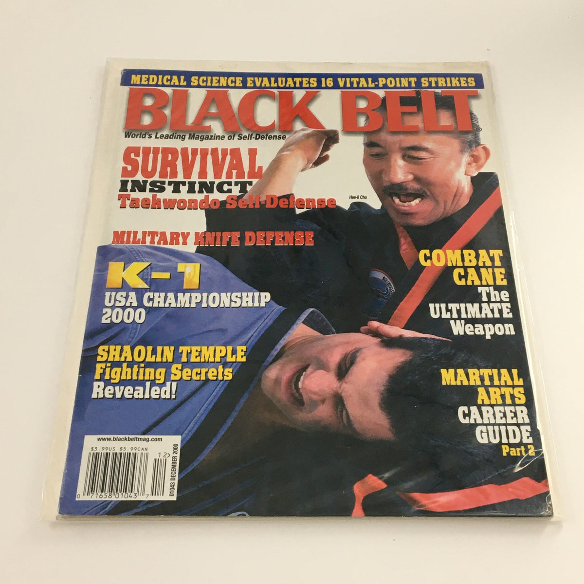 Black Belt Magazine December 2000 featuring Hee-II Choo K-1 USA Champion 2000, showcasing martial arts topics including Taekwondo self-defense and military knife defense.