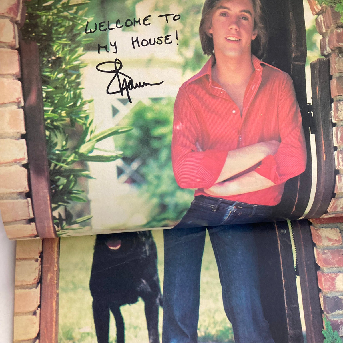 Page from Tiger Beat Star September 1977 featuring a young Shaun Cassidy standing in front of a house with a black dog, accompanied by a welcoming message.