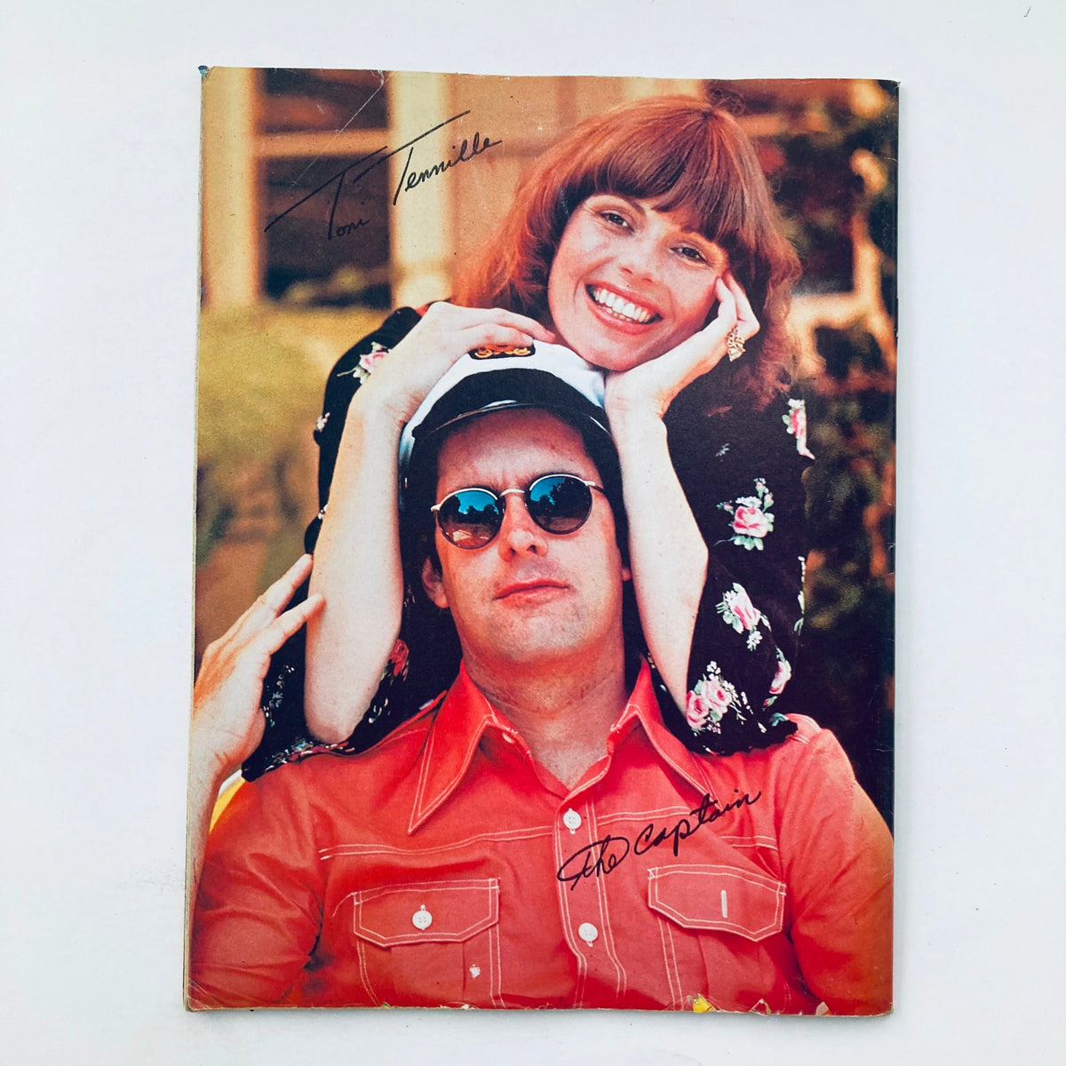 Back cover of VTG Tiger Beat Magazine January 1977 featuring an image of Captain & Tennille with signatures.