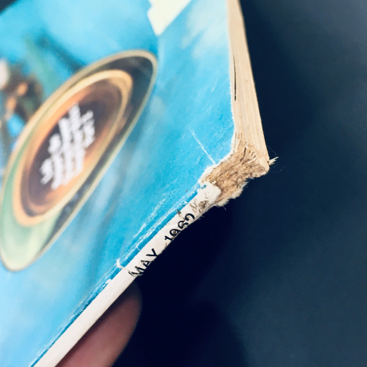 Side view showing the worn edge of the VTG HiFi Stereo Review Magazine May 1962, highlighting its vintage condition and age-related wear.