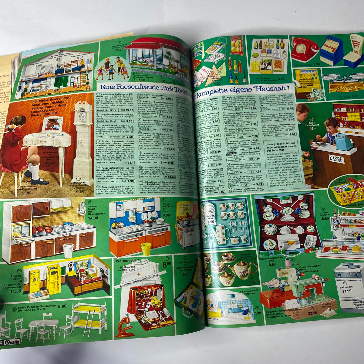 1969 - 1970 Quelle Winter Catalog displaying household toys and playsets, including miniature kitchen sets and grocery items, with attractive layouts and pricing details.