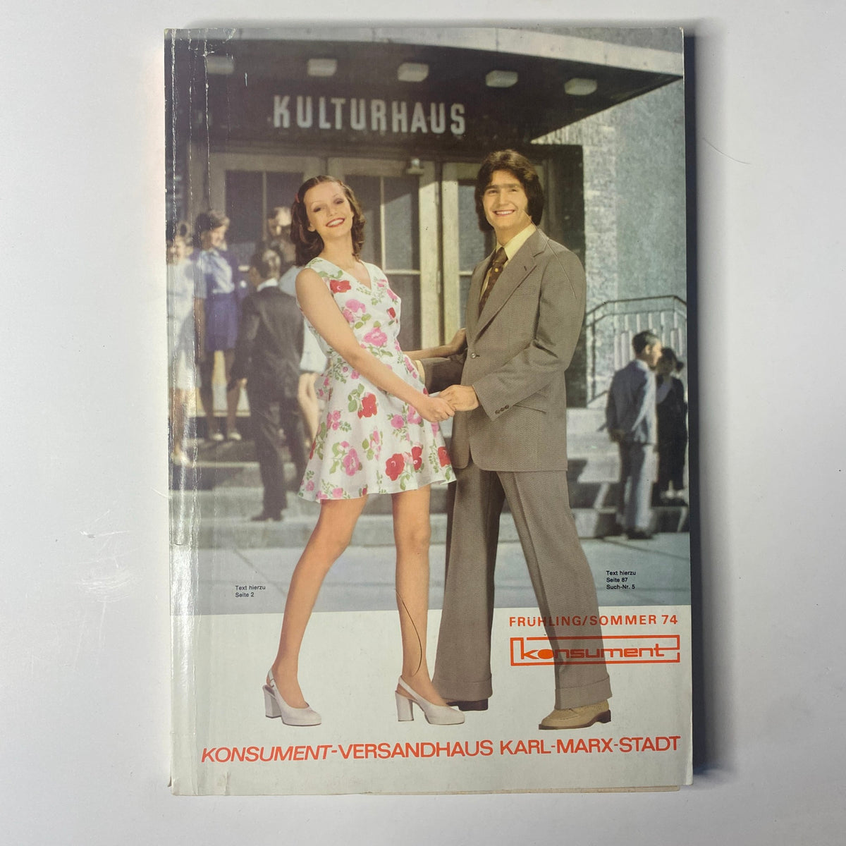 1974 Konsument Summer Catalog cover featuring a couple holding hands, showcasing summer fashion trends from the East German mail-order house Konsument at Kulturhaus.