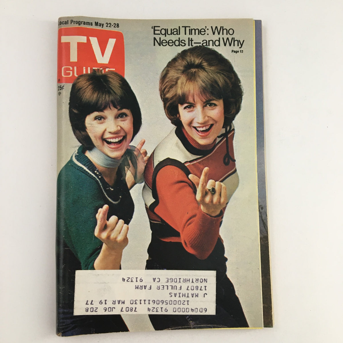 Cover of TV Guide Magazine May 22, 1976 featuring Cindy Williams and Penny Marshall, showcasing their iconic smiles and 1970s fashion.