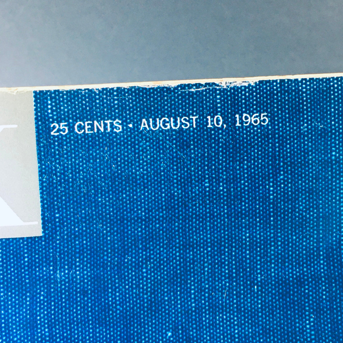 Close-up of the date and price on the VTG Look Magazine August 10 1965, showing 25 cents and the publication date.