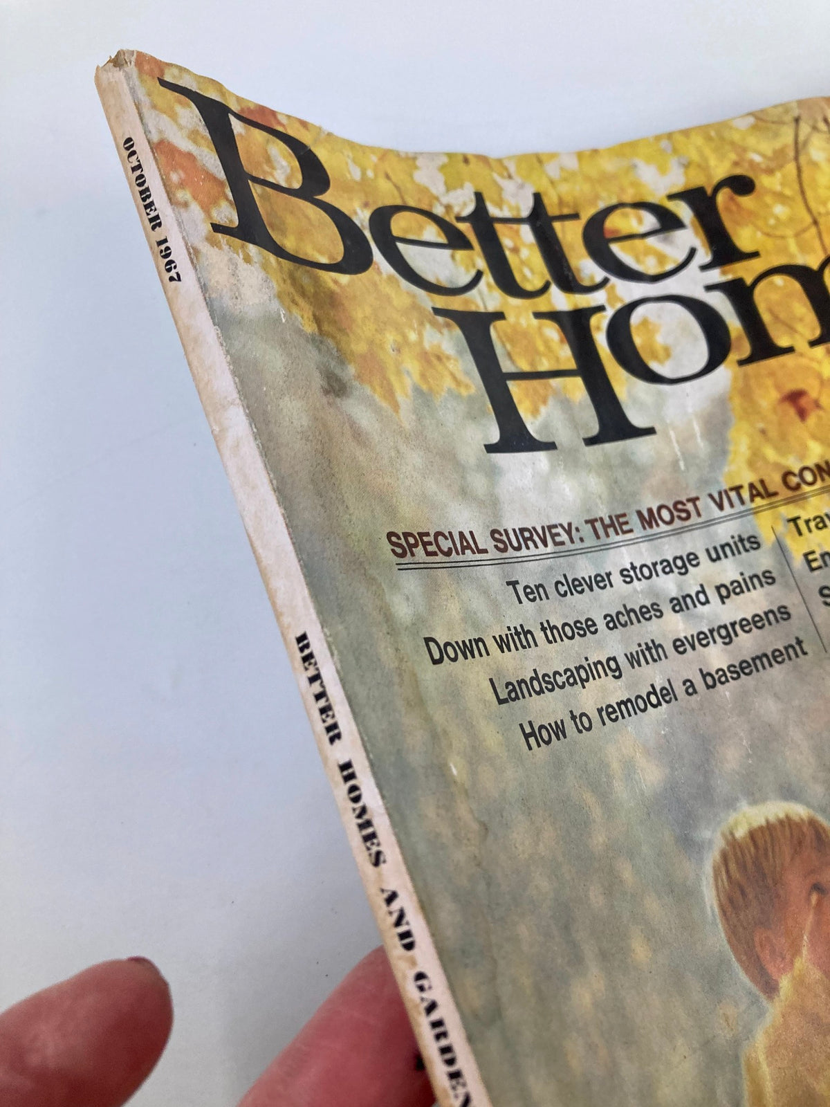 Side view of the VTG Better Homes and Gardens Magazine October 1967, showing the title and mention of the issue's focus on outdoor landscaping.