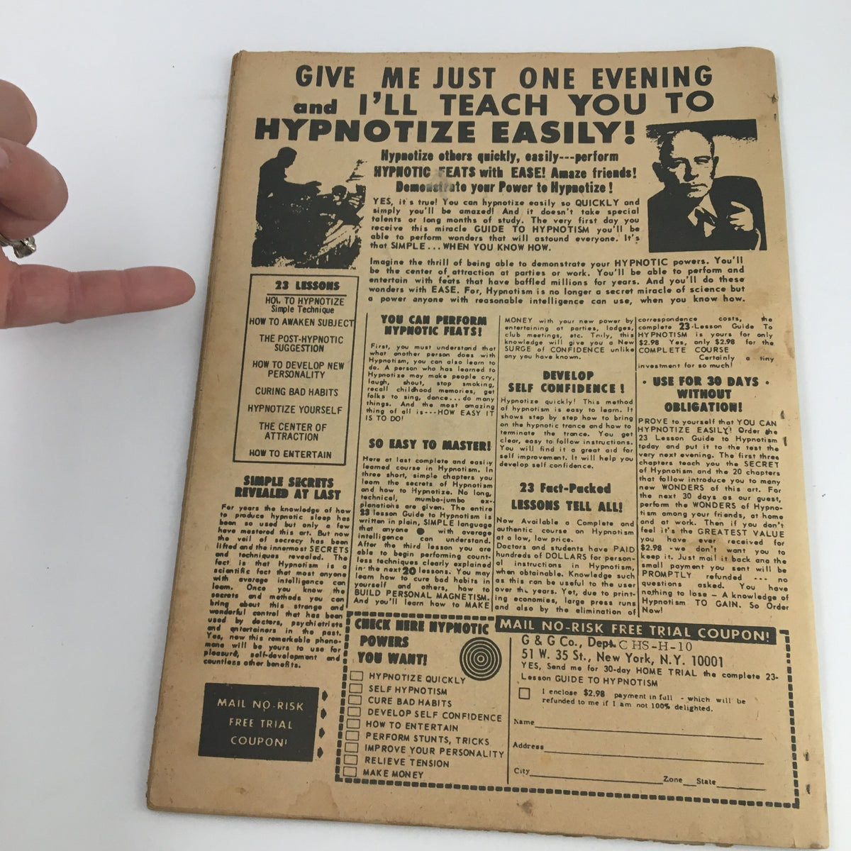 Back cover of the Wrestling Monthly Magazine October 1971, promoting a hypnotherapy course with illustrated instructions on how to hypnotize easily.