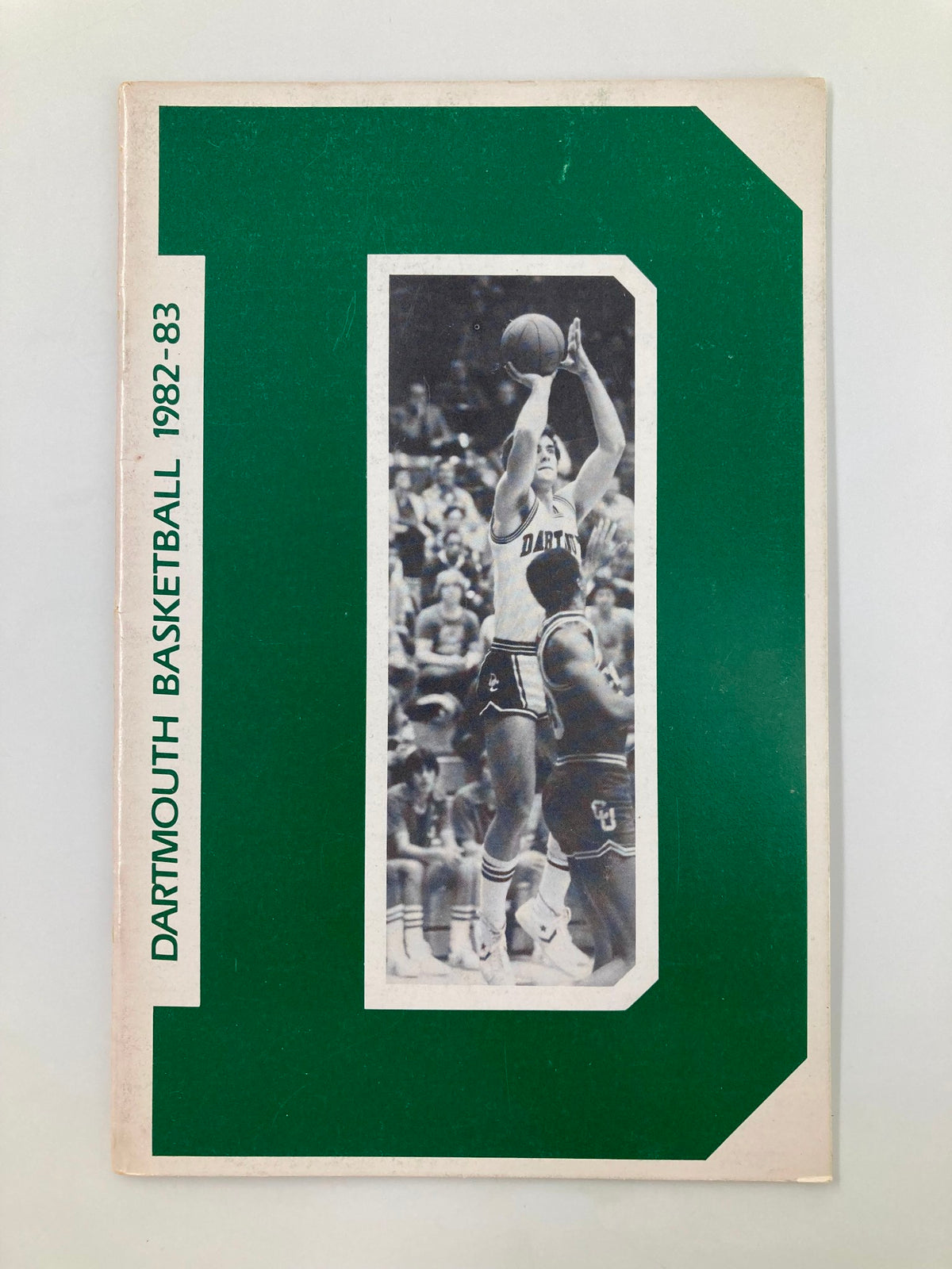 1982-1983 NCAA Dartmouth Big Green Basketball Official Press Guide cover featuring a player shooting a basketball with a green frame.