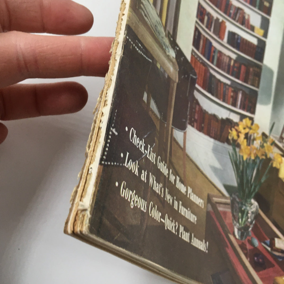 Detailed view of the spine of the VTG Better Homes & Gardens Magazine May 1946, showing minor wear that adds character.