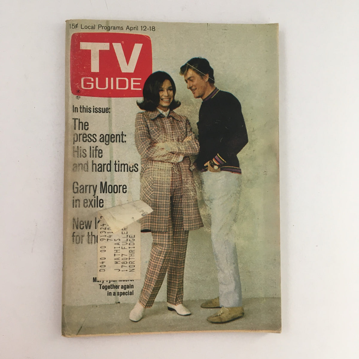 Cover of the TV Guide April 12 1969 Vol 17 #15 featuring Dick Van Dyke and Mary Tyler Moore, showcasing a vintage design with a plaid outfit and casual attire.