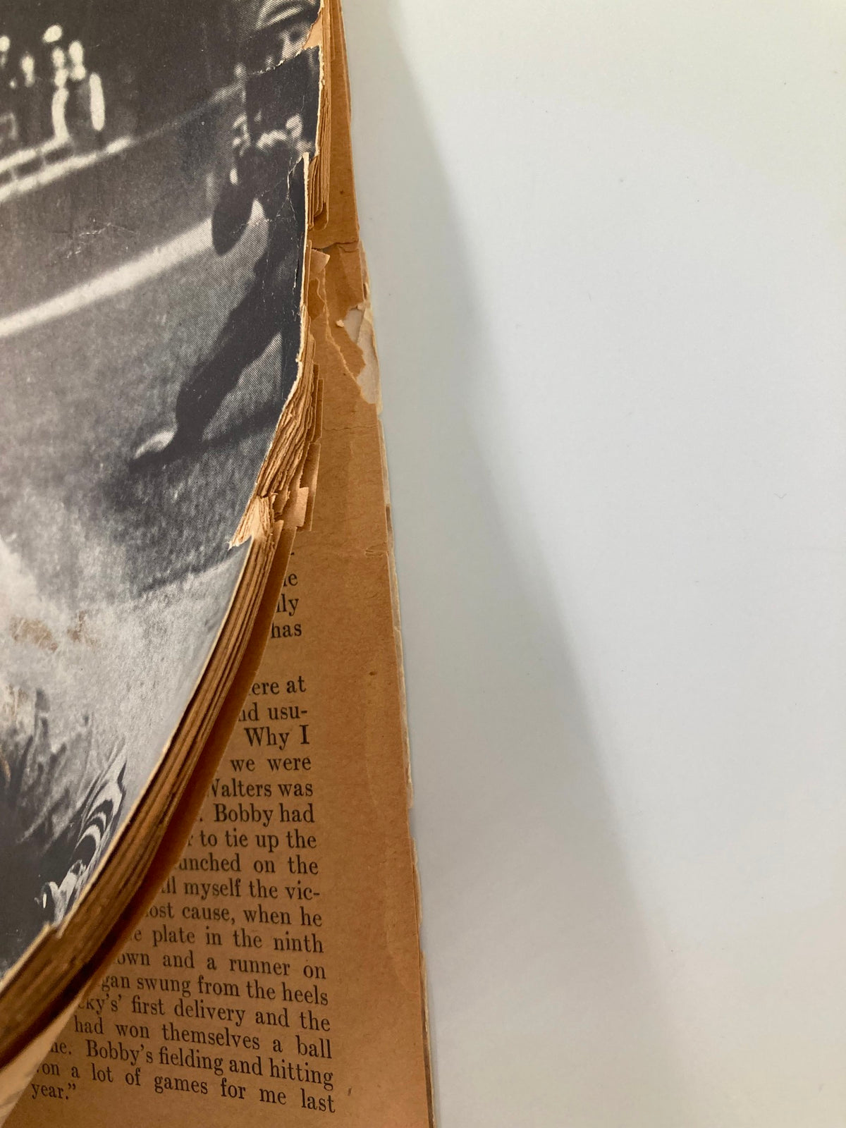 Detailed view of a torn edge on the VTG Baseball Magazine June 1941, highlighting its vintage character.