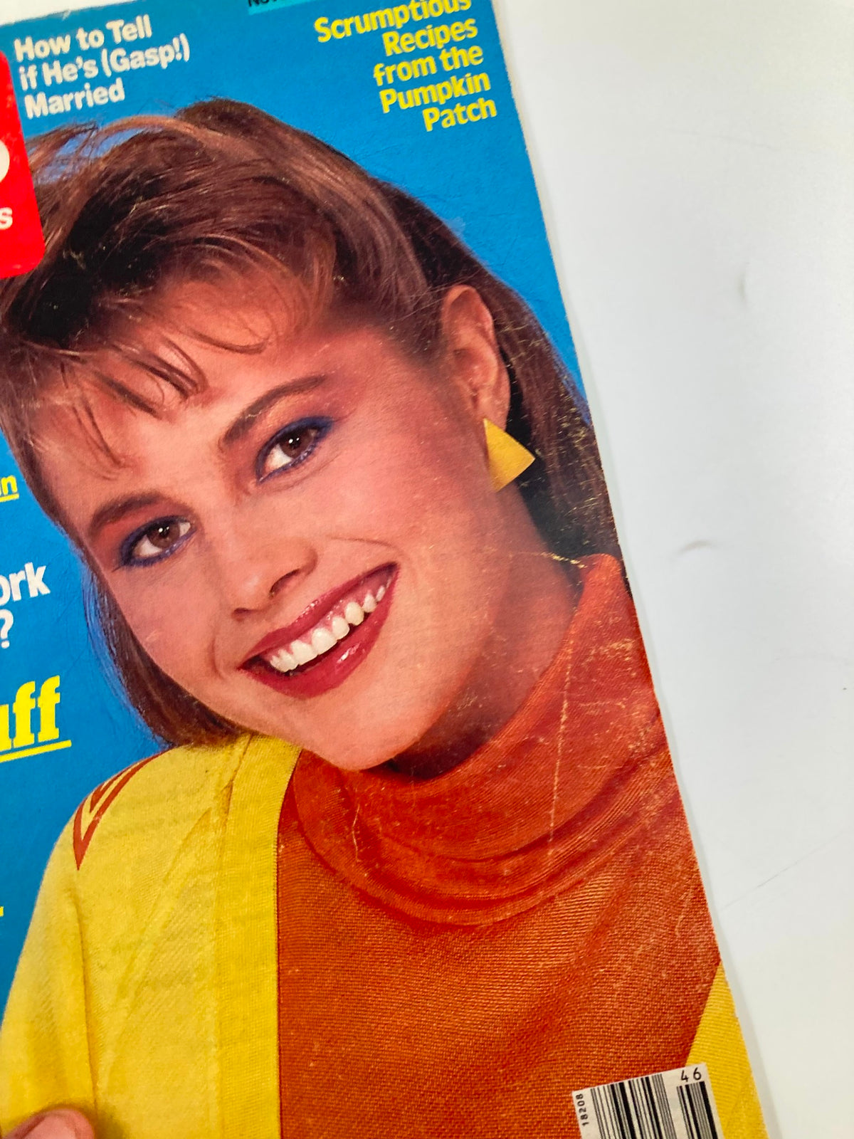 Cover of Woman's World Magazine November 18 1986 featuring a woman with a bright smile, showcasing the theme 'Powder-Puff Pastels.' The magazine includes headlines related to marriage advice and recipes.