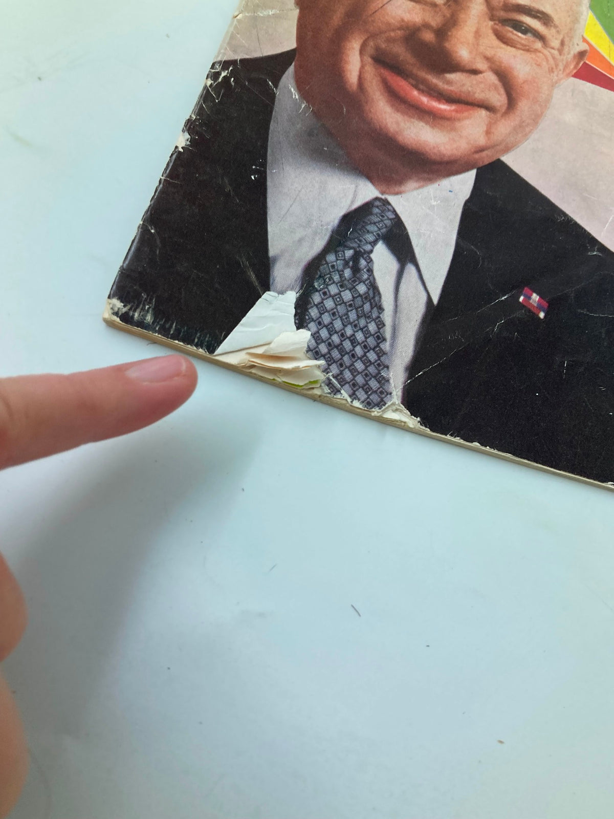 Image of the corner of the VTG Forbes Magazine October 1 1963 showing wear and tears, highlighting the vintage condition of the cover featuring David Sarnoff.
