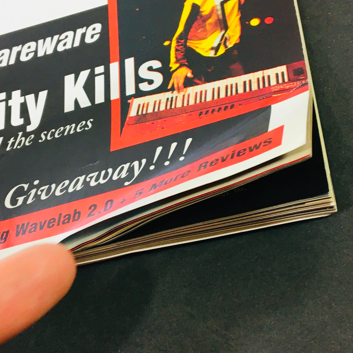 Cover page of Keyboard Magazine from September 1998 featuring the title 'Windows Shareware & Steinberg Wavelab 2.0'. The magazine emphasizes a giveaway and showcases a keyboard player in action, symbolizing the era's music technology.