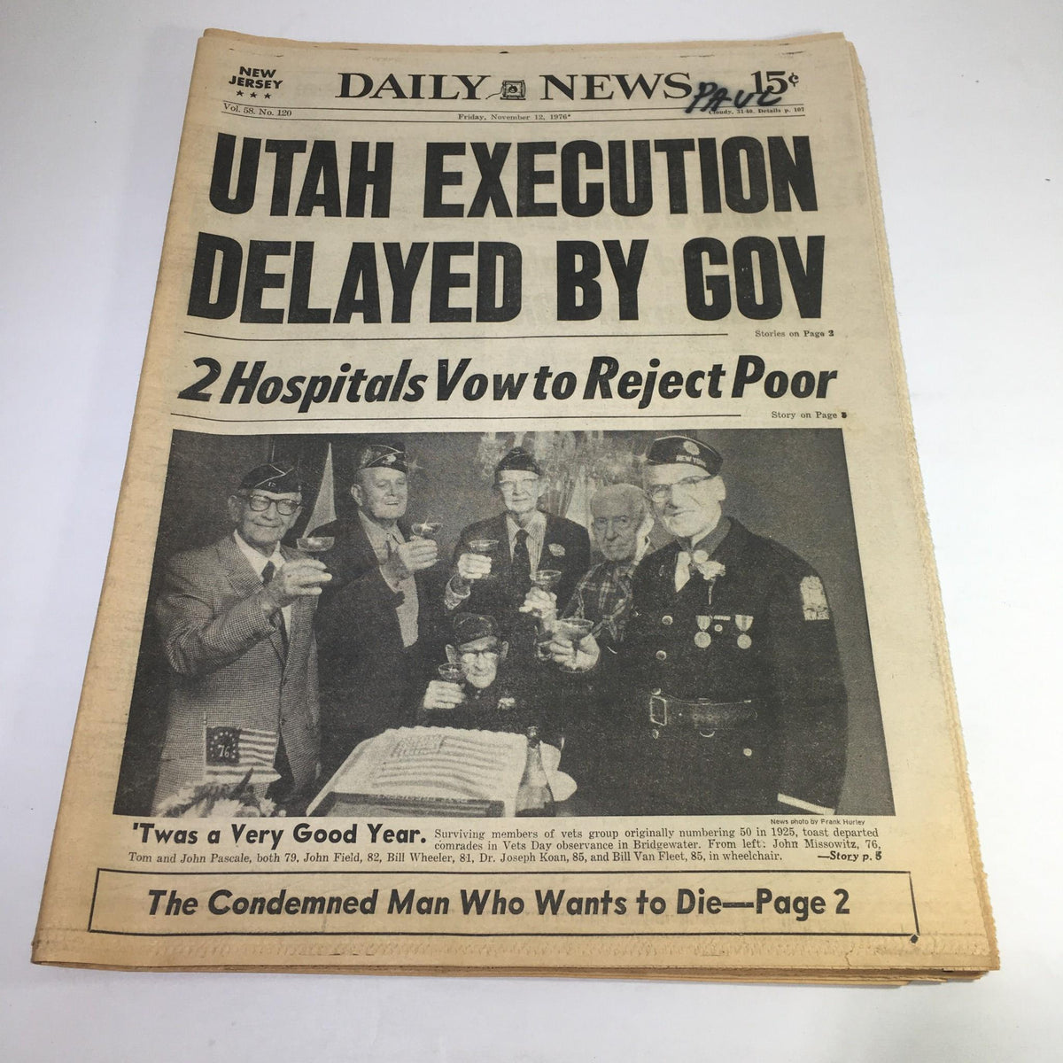 NY Daily News front page from Nov 12, 1976, featuring article 'Utah Execution Delayed By Gov' with images of Tom and John Pascale and other individuals discussing the controversial execution case.