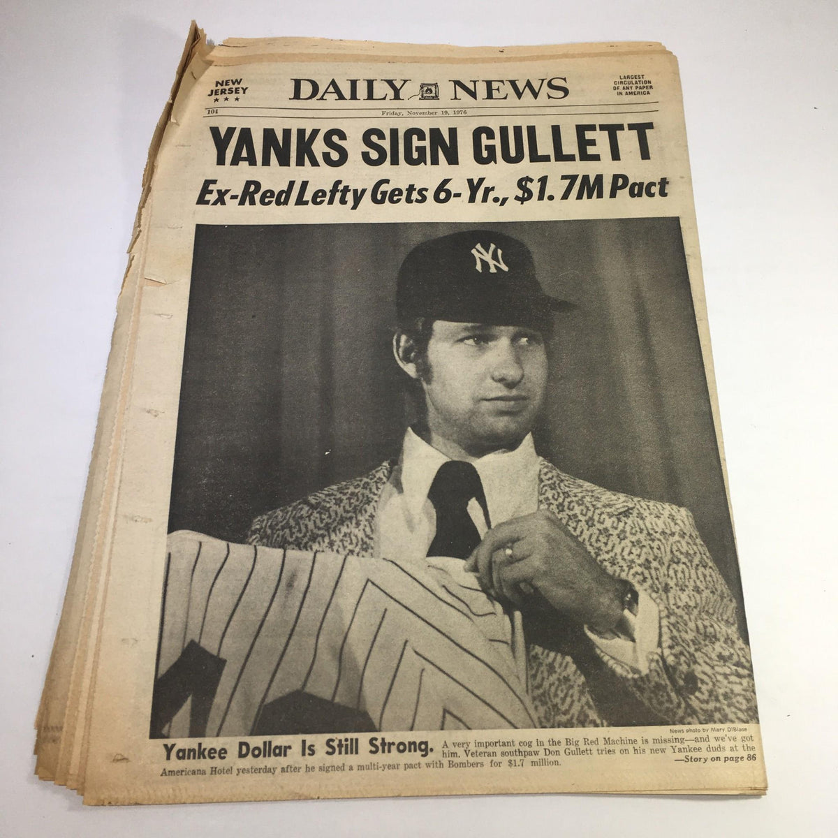 Vintage NY Daily News front page from November 19, 1976, showcasing the headline 'Yanks Sign Gullet' featuring Don Gullet during a press event after signing a contract with the New York Yankees.