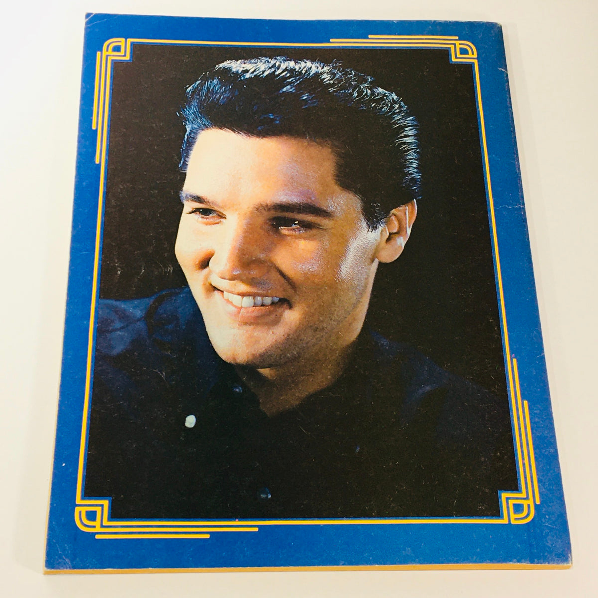 VTG 1977 Elvis Aron Presley A Photoplay Tribute Special Collector's Edition cover featuring a portrait of a young Elvis Presley, emphasizing his legendary smile and charm.