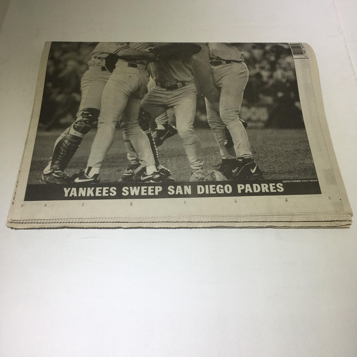 New York Daily News report on the New York Yankees sweeping the San Diego Padres, commemorating their World Series win, dated October 22, 1998.