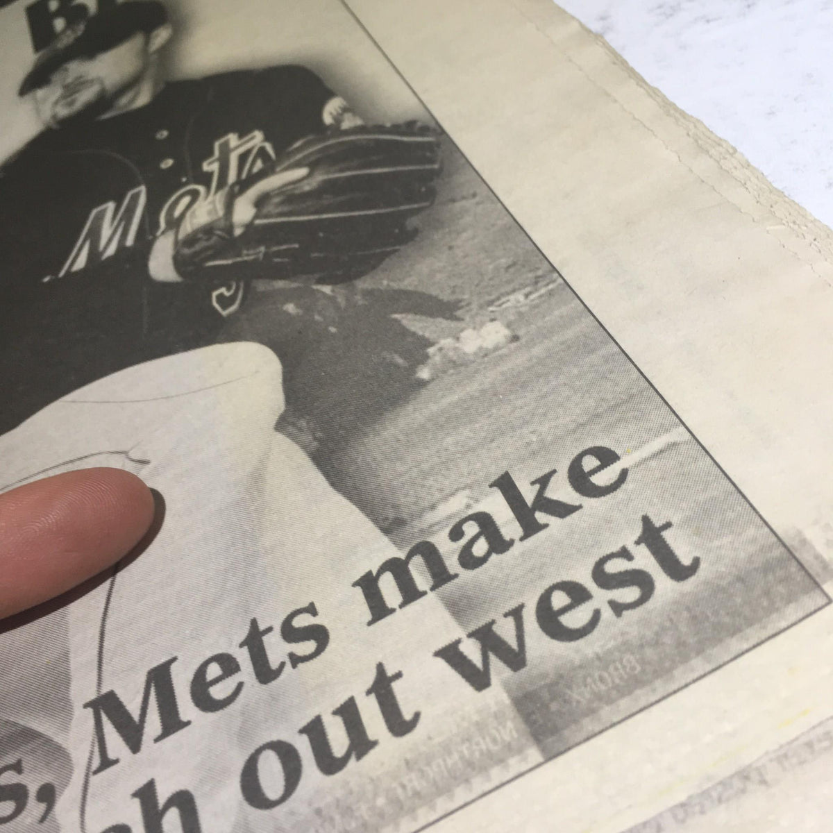 Image from NY Daily News 'Battles By The Bay' article stating 'Yankees, Mets make their pitch out west' dated October 3, 2000.