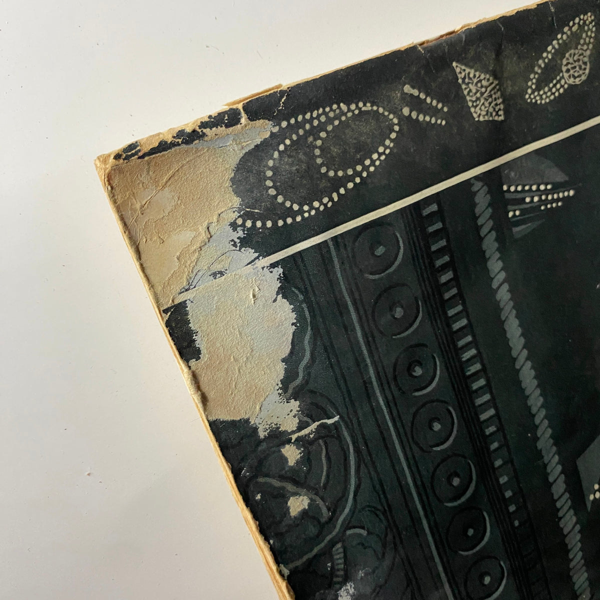 Close-up detail of the cover damage on The New Yorker Complete Magazine November 6, 1926, showcasing wear and tear.