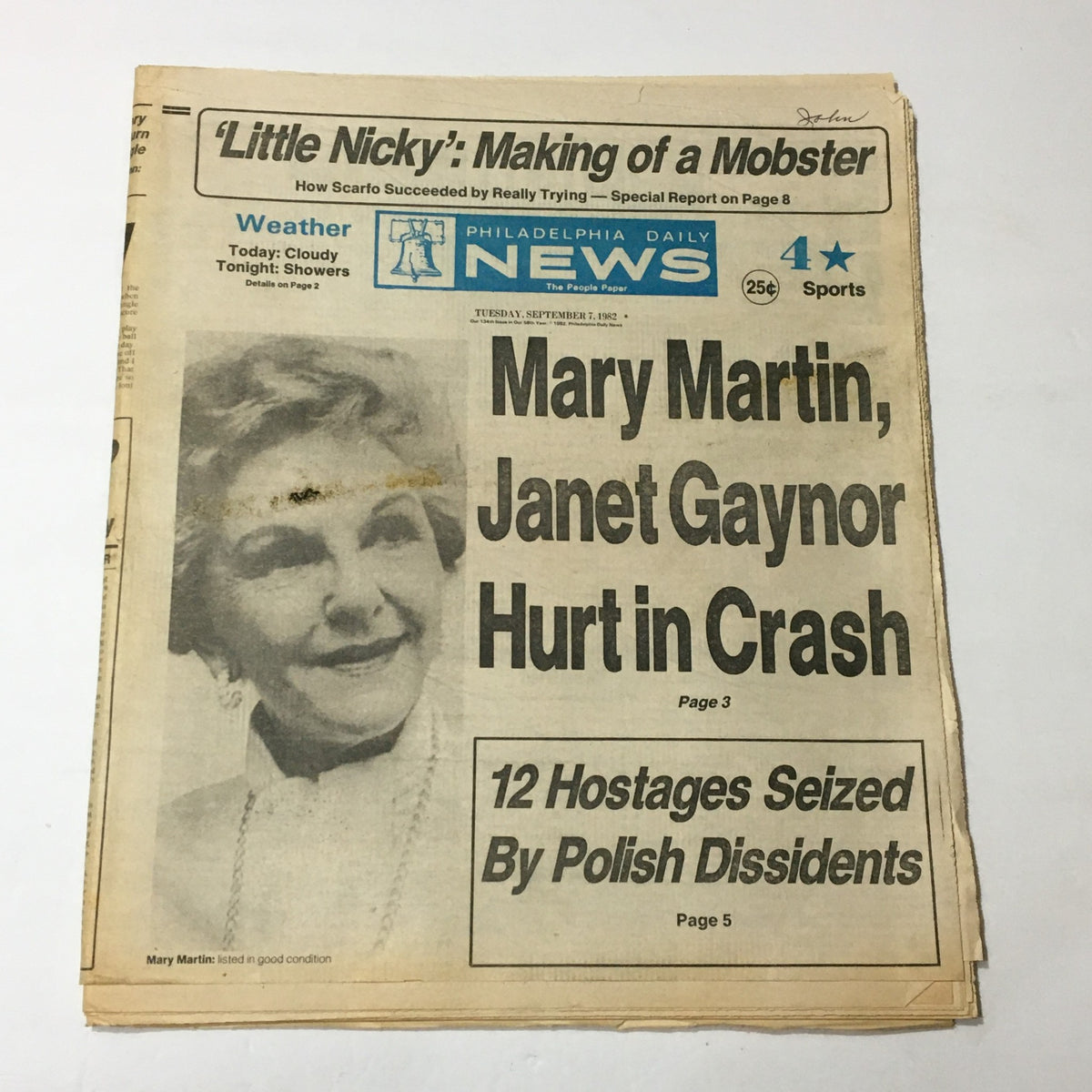 VTG Philadelphia Daily News September 7, 1982 featuring headlines about Mary Martin and Janet Gaynor, with news on hostages and weather details.