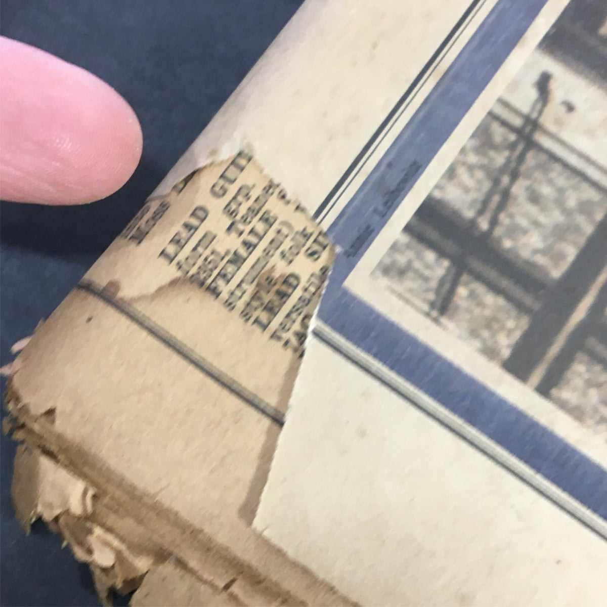 Detailed view of the corner of the VTG Rolling Stone Newspaper September 2 1971 #90, showing minor wear and historical character of the collectible.